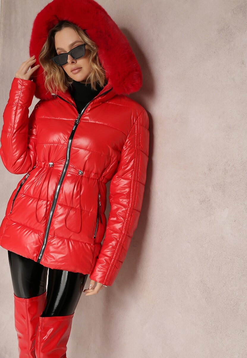 Czerwona Kurtka Taliowana z Futrzanym Kapturem Collo
