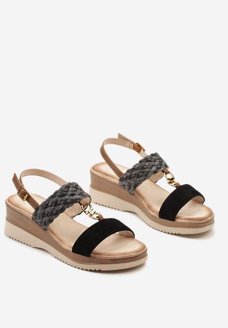 Czarne Sandały na Koturnie Ozdobione Plecionymi Paskami i Metalową Ozdobą Zapinane przy Kostce Moongreta