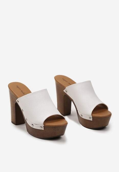 Białe Klapki na Platformie z Ozdobnymi Nitami i Szerokim Paskiem Bice