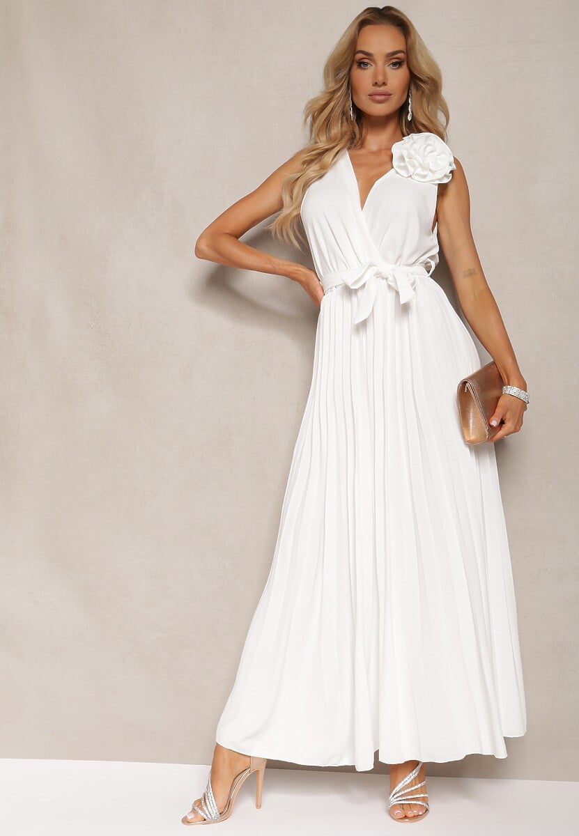 Biała Koktajlowa Sukienka Plisowana z Kwiatową Broszką Paskiem i Gumką w Talii Viknna
