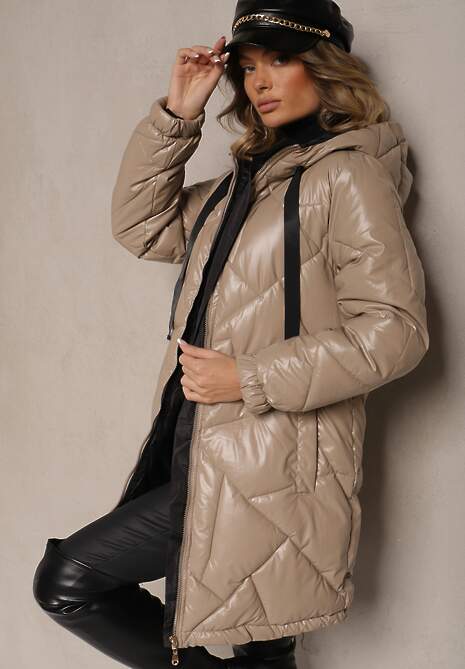 Ciemnobeżowa  Kurtka Pikowana o Długim Kroju z Kapturem Ozdobiona Sznurkami Polezi