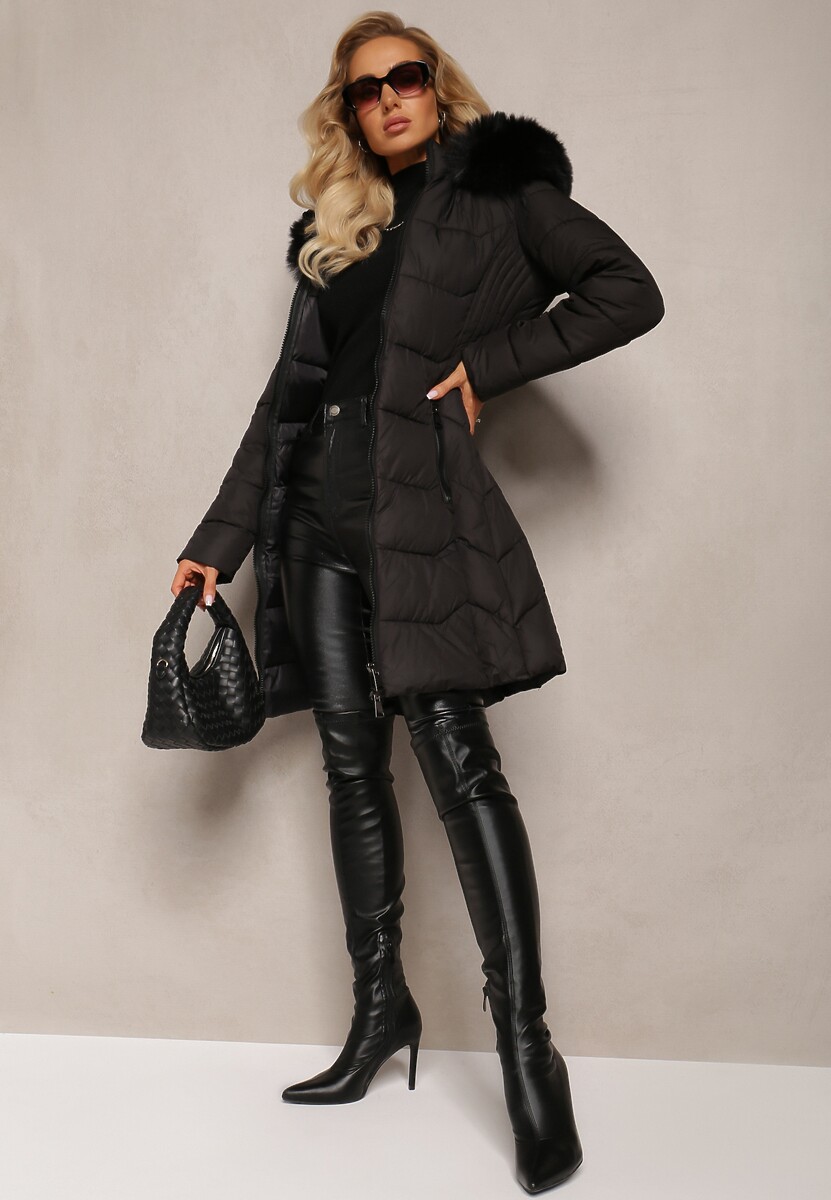 Czarna Kurtka z Klasycznym Pikowaniem i Kapturem z Futerkiem Aronnis