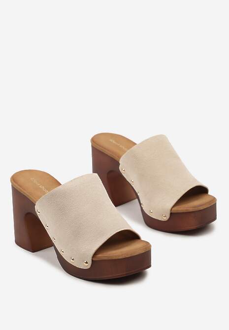 Beżowe Wsuwane Klapki Typu Chodaki z Ozdobnymi Nitami Landoresa