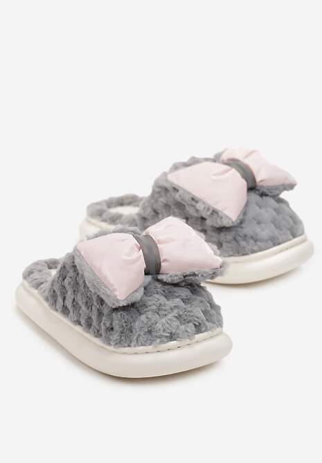 Szare Ciepłe Kapcie Futrzane Ozdobione Tłoczeniem i Kokardką Davelle