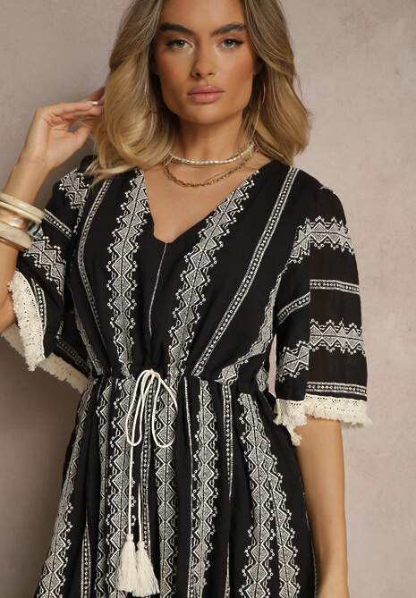 Czarna Rozkloszowana Sukienka Boho z Bawełny Zdobiona Haftem i Wiązaniem Koriruna