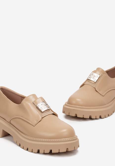 Ciemnobeżowe Mokasyny na Platformie z Geometryczną Aplikacją Tindara