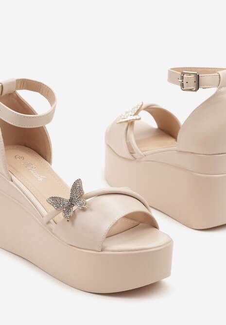 Beżowe Sandały na Platformie i Koturnie z Aplikacją Motylka i Sprzączką przy Kostce Lorkio