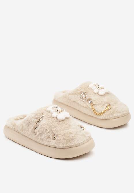 Ciemnobeżowe Wsuwane Kapcie z Futerkiem Ozdobione Metalowymi Aplikacjami Reandwenna