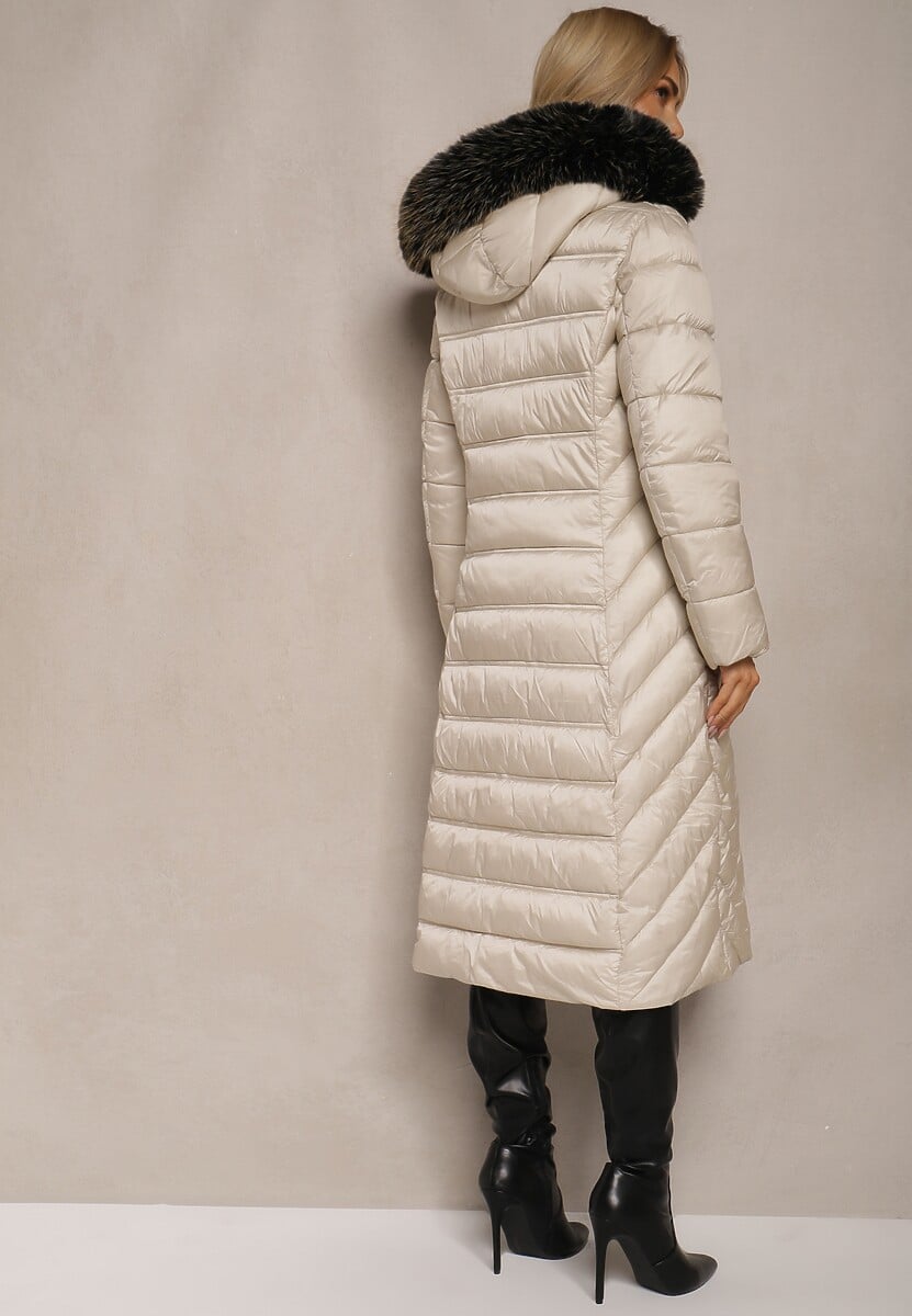 Beżowa Długa Kurtka Zimowa z Pikowanymi Przeszyciami i Odpinanym Kapturem z Futerkiem Tinnelia