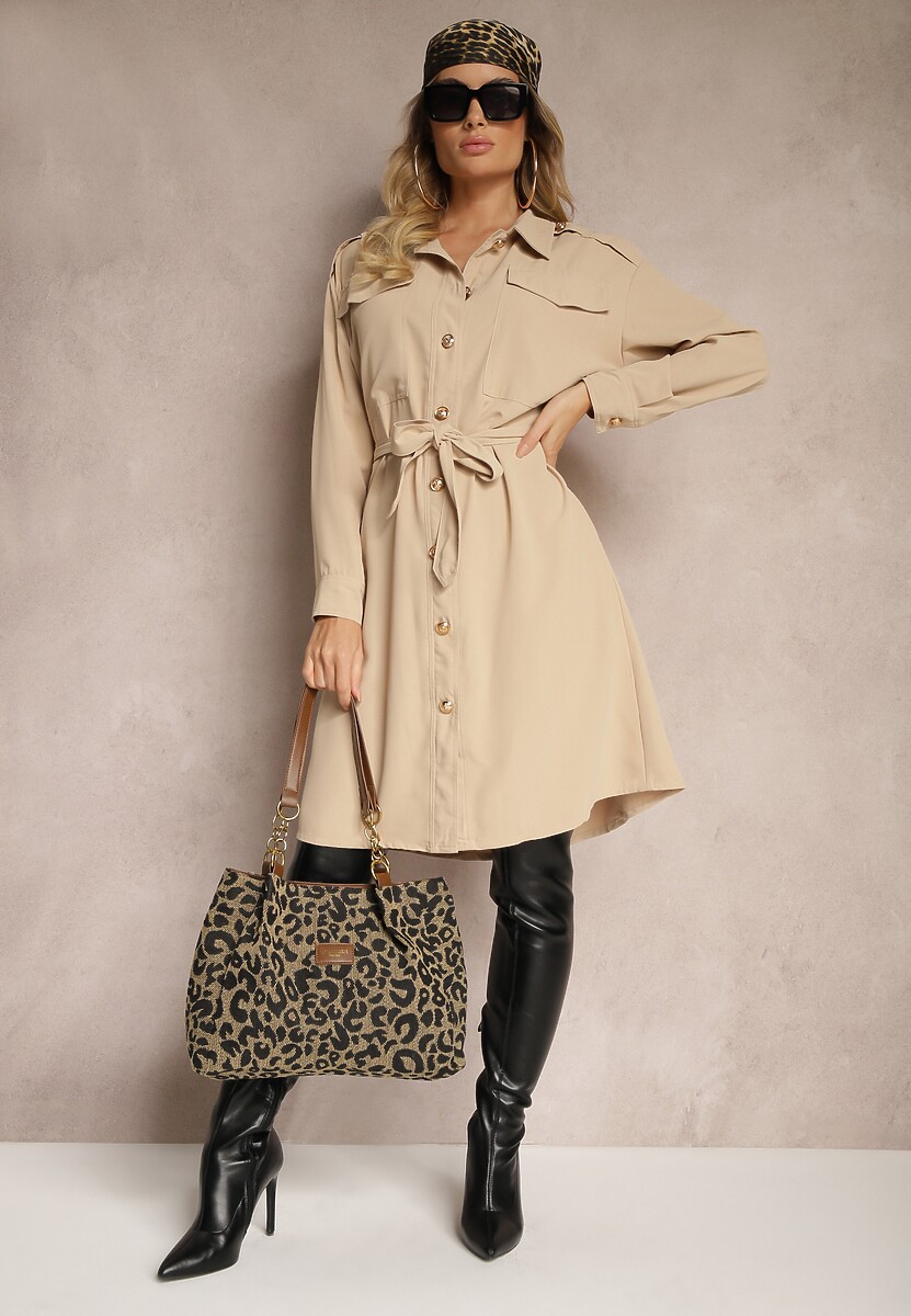 Beżowa Sukienka o Koszulowym Kroju z Paskiem i Eleganckimi Guzikami Torlina