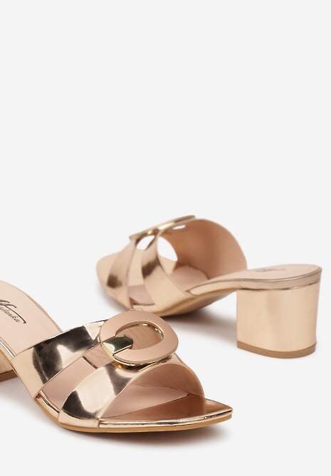 Szampańskie Klapki na Słupku Ozdobione Geometryczną Aplikacją Eladeonis