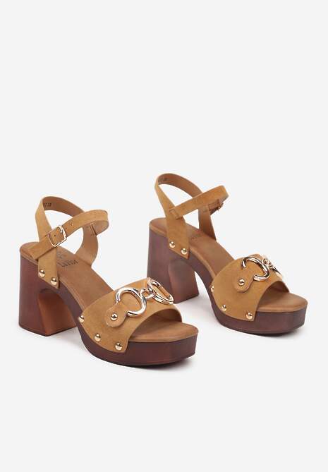 Brązowe Sandały Inspirowane Drewniakami z Nitami i Metliczną Aplikacją na Słupku Maniora