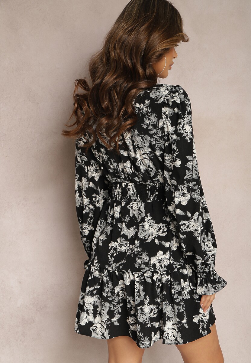 Czarna Rozkloszowana Sukienka w Kwiaty z Falbankami i Gumką w Pasie Navitiss