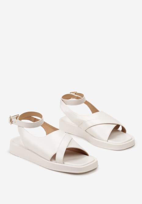 Białe Płaskie Sandały z Ozdobnymi Paskami i Zapięciem na Sprzączkę Alomoria