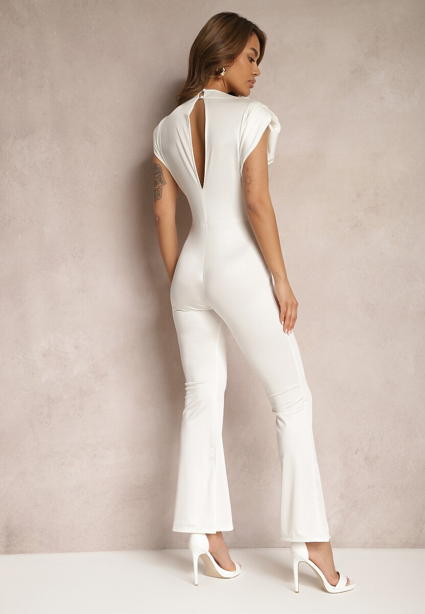 Biały Elegancki Kombinezon z Poduszkami w Ramionach i Rozszerzonymi Nogawkami Demilli