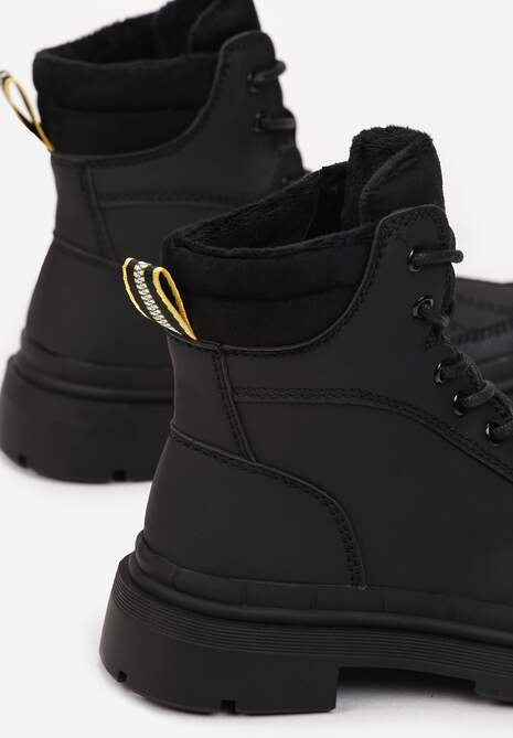 Czarne Traperki Desa