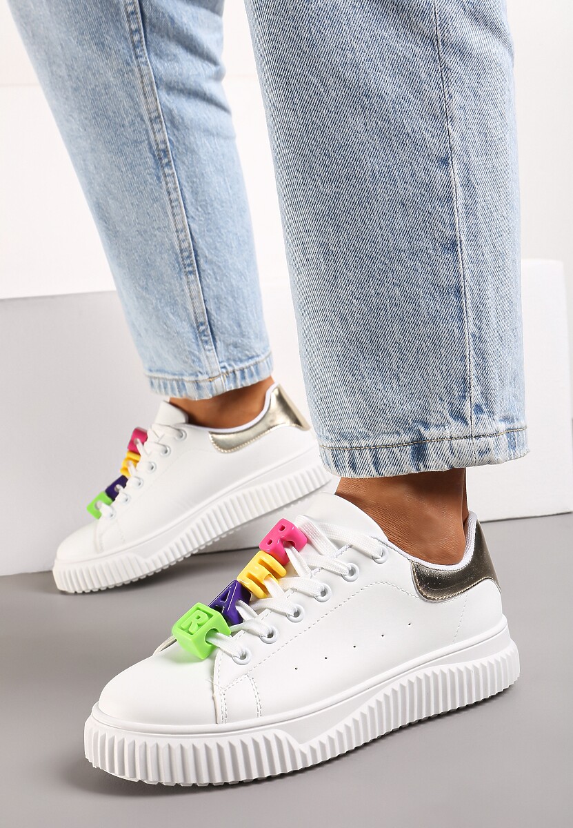 Biało-Złote Sneakersy na Niskiej Platformie z Kolorowymi Aplikacjami na Sznurówkach Lasteria
