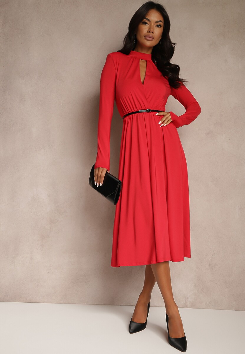 Czerwona Taliowana Sukienka z Usztywnionymi Ramionami Ozdobiona Wycięciem Arfedi