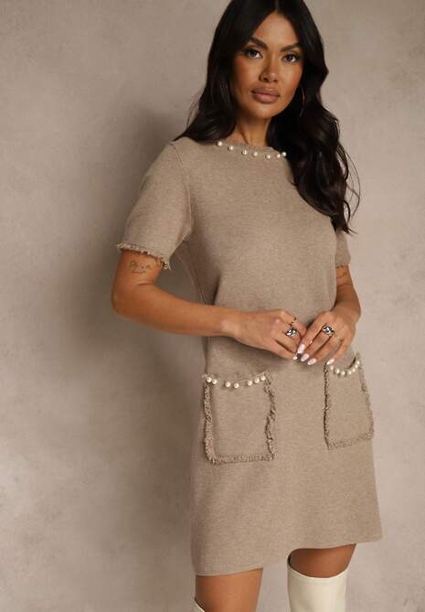 Beżowa Sweterkowa Sukienka Trapezowa z Perełkami przy Dekolcie i Kieszeniach Fenatusa