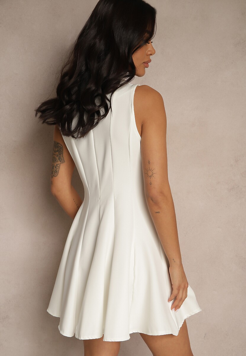 Biała Sukienka o Rozkloszowanym Kroju z Przeszyciami Lenirae