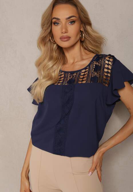 Granatowa Bluzka z Falbankami Wokół Ramion i Ażurową Koronką Przy Dekolcie Dastisa