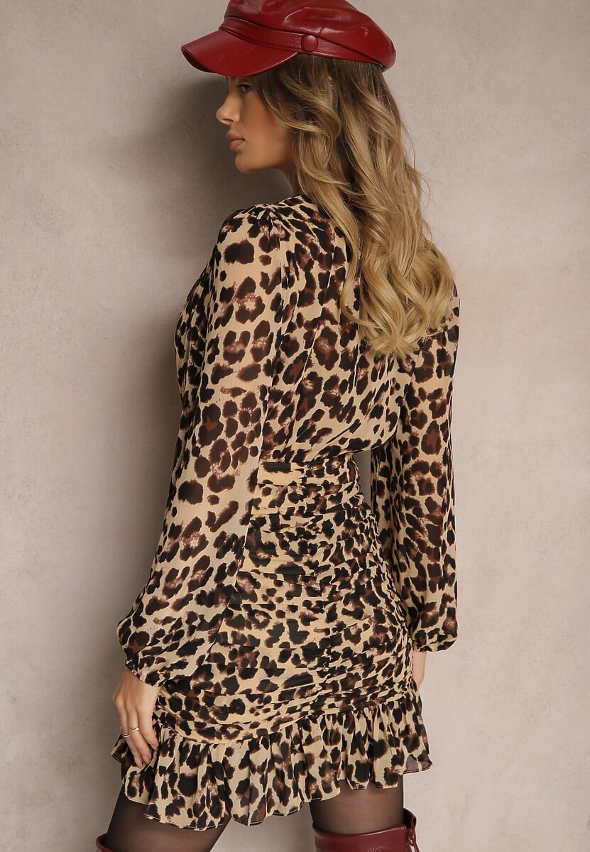 Ciemnobeżowa Sukienka w Panterkę o Taliowanym Kroju z Drapowaniem i Falbanką Trilobea