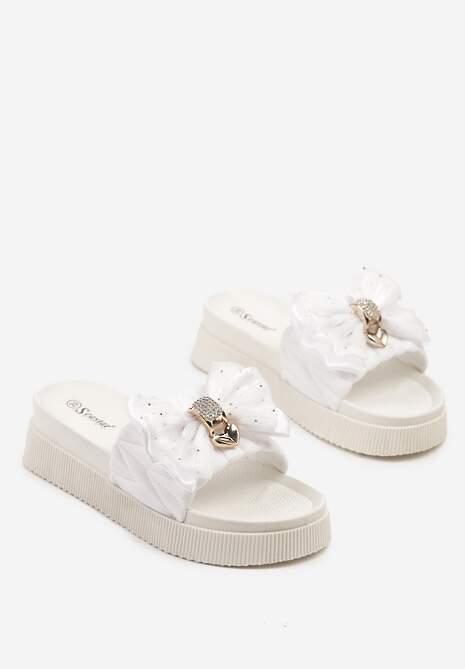 Białe Klapki na Niskiej Platformie Zdobione Aplikacją z Kokardą Kinoriela