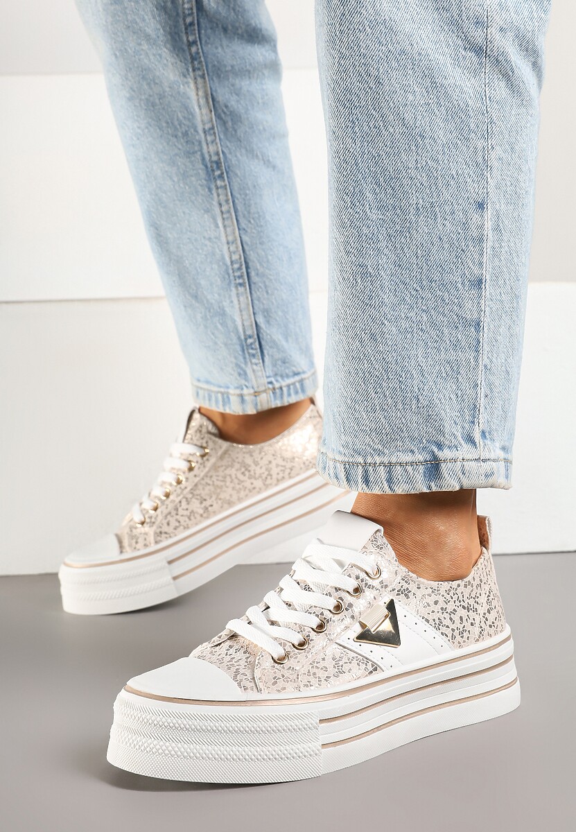 Złote Trampki na Platformie Ozdobione Metaliczną Aplikacją Telanoreta