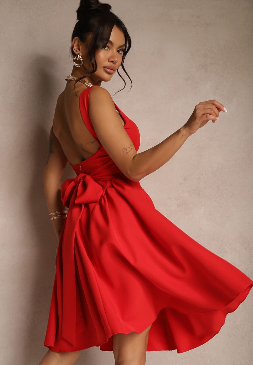 Czerwona Sukienka o Rozkloszowanym Fasonie z Kokardą na Tyle Soneritia