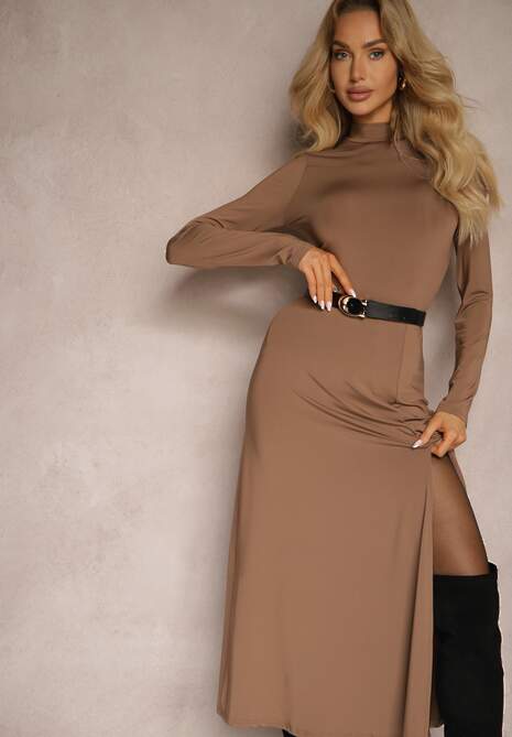 Brązowa Taliowana Sukienka z Rozcięciem na Boku i Półgolfem Saimara