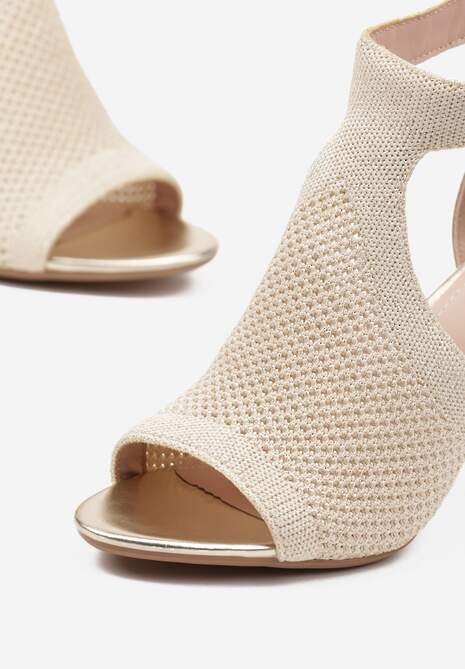 Złote Ażurowe Sandały na Słupkowym Obcasie z Paskiem ze Sprzączką Worritia