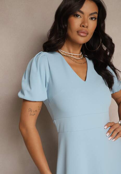 Niebieska Rozkloszowana Sukienka z Lekko Bufiastymi Rękawami i Dekoltem V Efrusae