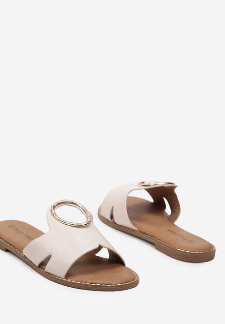 Beżowe Casualowe Klapki na Płaskiej Podeszwie Ozdobione Metaliczną Wstawką i Wycięciami Surubia