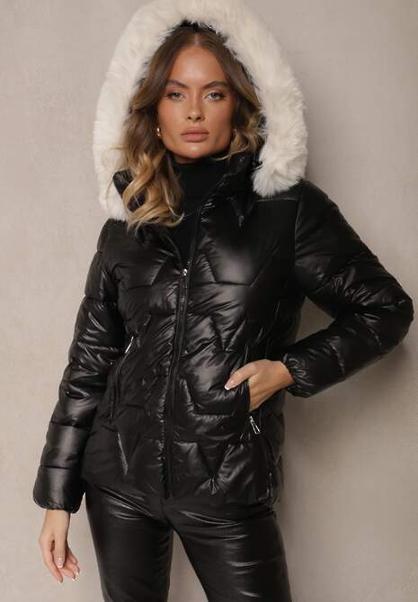 Czarna Pikowana Kurtka z Metalicznym Połyskiem z Kapturem Wykończonym Futrem Ravithrae