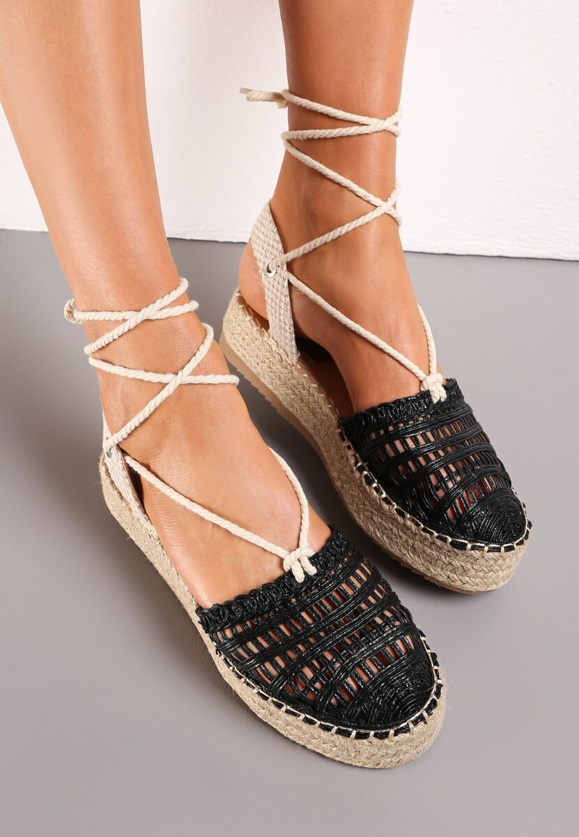 Czarne Sandały na Plecionej Platformie z Ażurową Cholewką i Wiązaniem na Łydce Solen