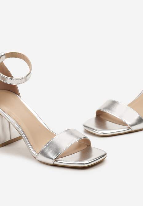Srebrne Sandały Zapinane na Sprzączkę przy Kostce na Kwadratowym Słupku Herfiana