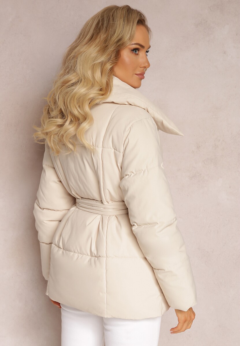 Jasnobeżowa Pikowana Kurtka z Paskiem w Talii i Szerokim Kołnierzem Fusteni