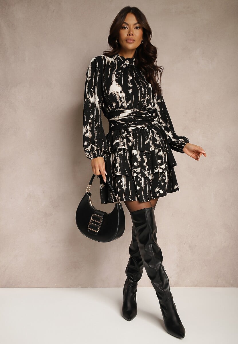 Czarno-Biała Wzorzysta Sukienka o Rozkloszowanym Kroju ze Stójką i Falbanami Intinnia