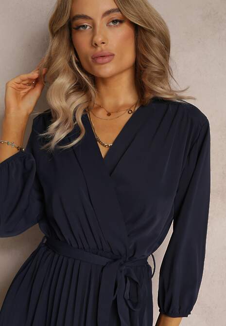Granatowa Kopertowa Sukienka z Gumką i Paskiem w Talii Zdobiona Plisowaniem Kaylina