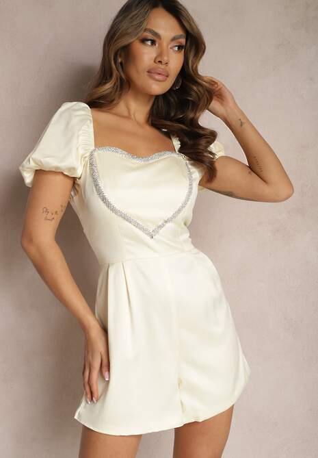 Jasnobeżowy Kombinezon Krótki z Opadającymi Rękawami i z Serduszkiem z Cyrkonii Yelara