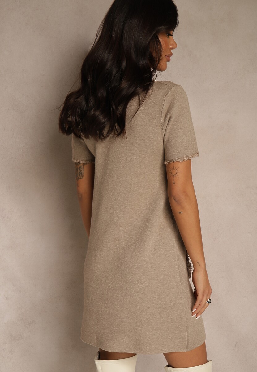 Beżowa Sweterkowa Sukienka Trapezowa z Perełkami przy Dekolcie i Kieszeniach Fenatusa