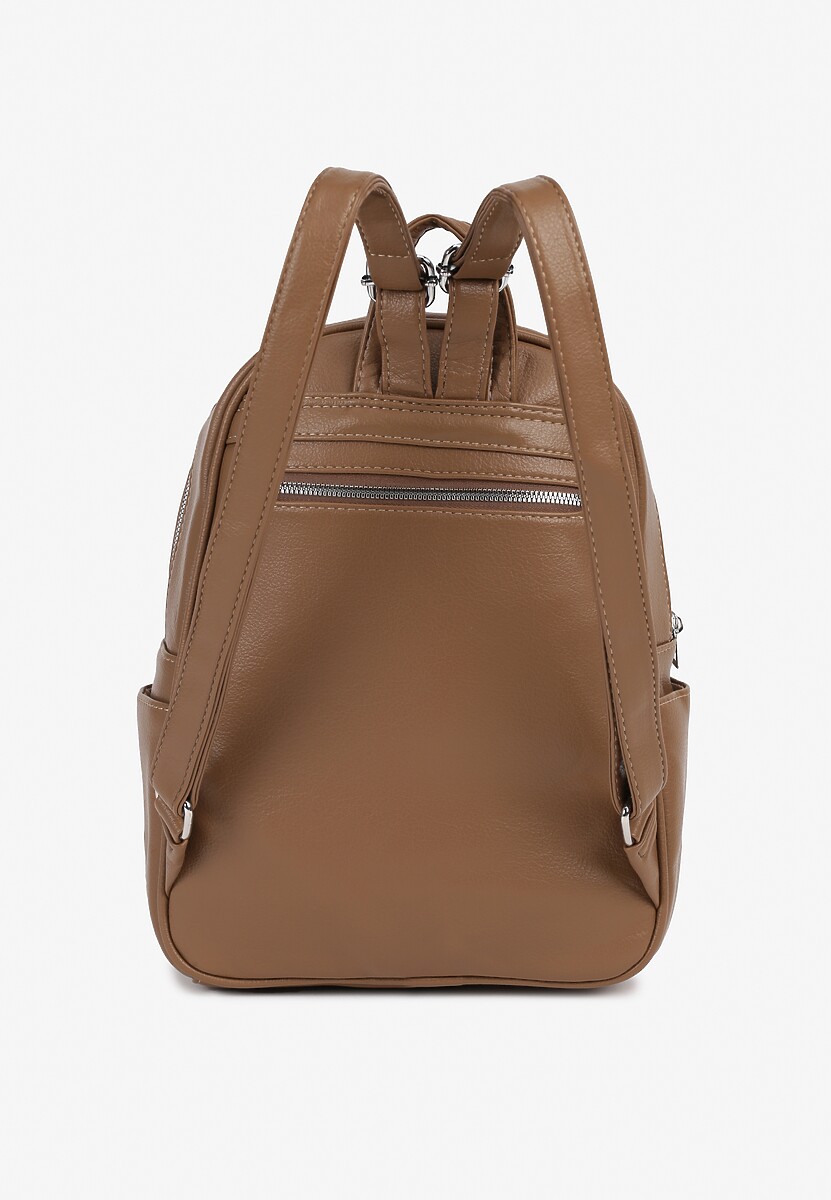 Ciemnobeżowy Plecak z Paskami z Możliwością Regulacji Zdobiony Metalową Aplikacją Oledi