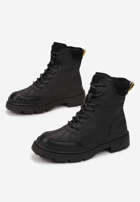 Czarne Traperki Desa