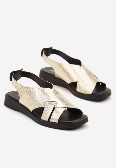 Złote Sandały z Ozdobnymi Wycięciami Sesiria