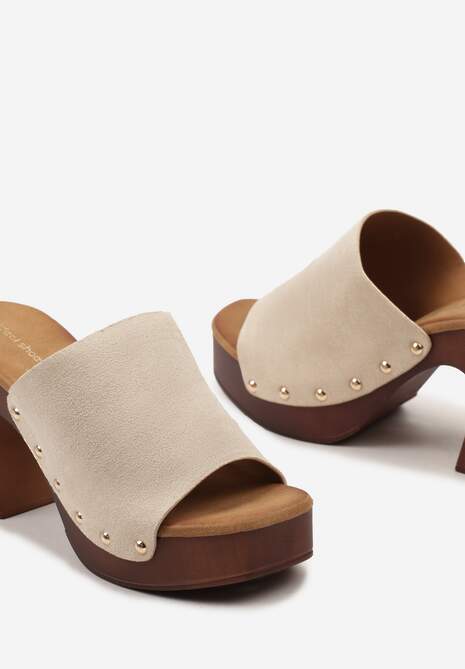 Beżowe Wsuwane Klapki Typu Chodaki z Ozdobnymi Nitami Landoresa