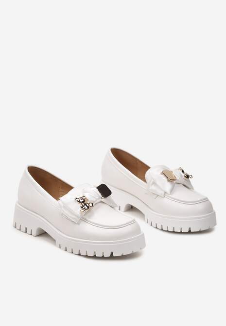 Białe Mokasyny na Niskiej Platformie Ozdobione Metalowymi Aplikacjami i Kokardą Alirakia