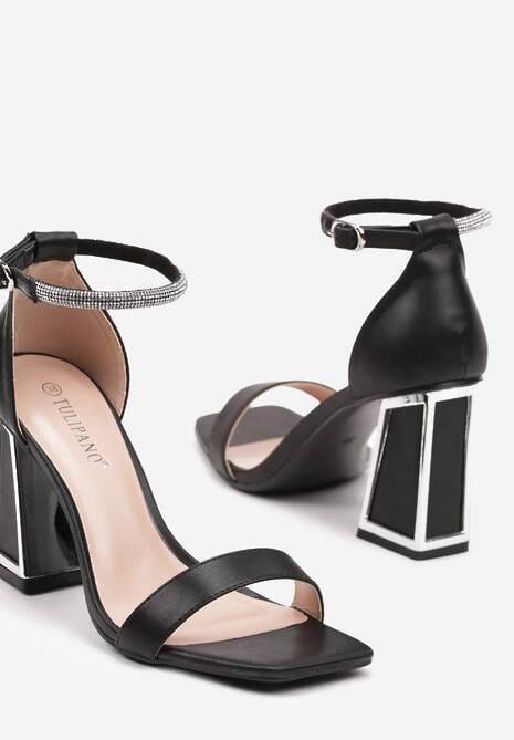 Czarne Sandały na Słupku z Metaliczną Wstawką i Cyrkoniami Xiramla