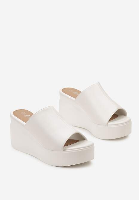 Białe Klapki na Wysokim Koturnie i Platformie z Szerokim Paskiem Mabrey