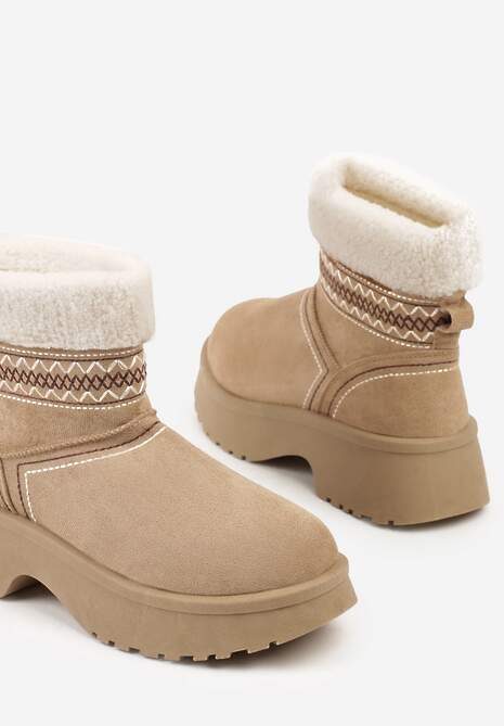 Ciemnobeżowe Krótkie Śniegowce Wsuwane z Haftem i Futerkiem przy Cholewce Miovadia