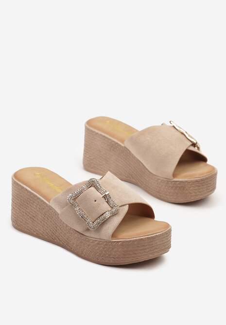 Beżowe Klapki na Koturnie Ozdobione Klamrą z Cyrkoniami Cleasta